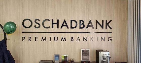 Літери в офісі Oschadbank